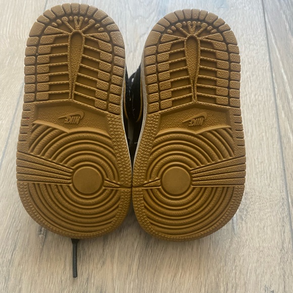 Nike Jordan - Size 4C - Picture 4 of 11